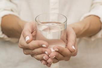 女人持有玻璃填满与水决议和高质量美丽的照片女人持有玻璃填满与水高质量美丽的照片概念