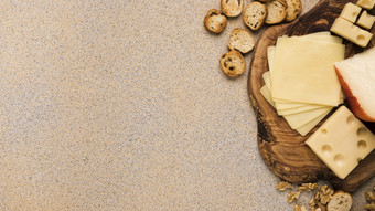 爱蒙塔尔奶酪干酪奶酪与片过山车与面包片胡桃木米色变形背景决议和高质量美丽的照片爱蒙塔尔奶酪干酪奶酪与片过山车与面包片胡桃木米色变形背景高质量美丽的照片概念