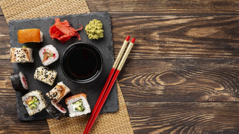 平躺混合牧寿司卷筷子与复制空间决议和高质量美丽的照片平躺混合牧寿司卷筷子与复制空间高质量美丽的照片概念