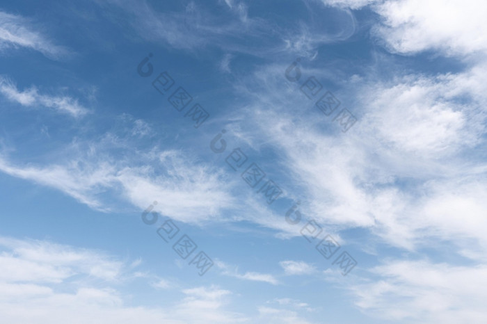 毛茸茸的云多风的天空决议和高质量美丽的照片毛茸茸的云多风的天空高质量美丽的照片概念