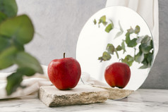 新鲜的苹果旁边镜子决议和高质量美丽的照片新鲜的苹果旁边镜子高质量美丽的照片概念