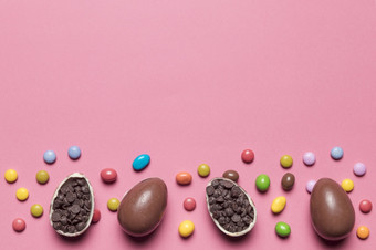 宝石糖果巧克力复活节鸡蛋填满与乔科省芯片粉红色的背景决议和高质量美丽的照片宝石糖果巧克力复活节鸡蛋填满与乔科省芯片粉红色的背景高质量美丽的照片概念