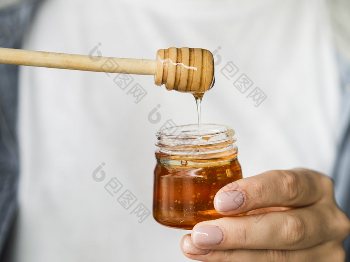 手持有甜蜜的蜂蜜Jar决议和高质量美丽的照片手持有甜蜜的蜂蜜Jar高质量美丽的照片概念