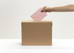 手把粉红色的信封成投票盒子决议和高质量美丽的照片手把粉红色的信封成投票盒子高质量美丽的照片概念