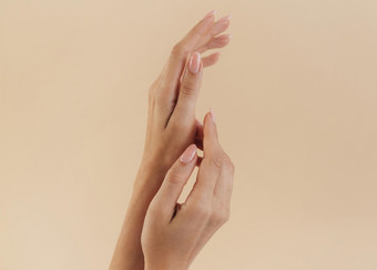 健康的美丽的修指甲女人手图片迪克决议和高质量美丽的照片健康的美丽的修指甲女人手图片迪克高质量美丽的照片概念