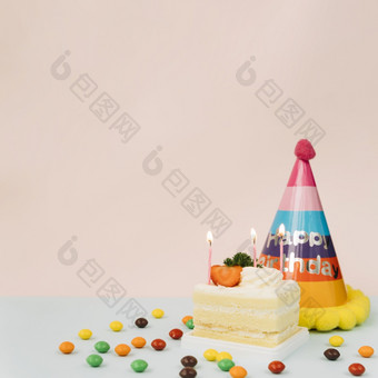 点燃蜡烛蛋糕糖果生日他对彩色的背景决议和高质量美丽的照片点燃蜡烛蛋糕糖果生日他对彩色的背景高质量美丽的照片概念