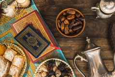 阿拉伯语甜点附近书决议和高质量美丽的照片阿拉伯语甜点附近书高质量美丽的照片概念