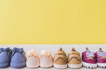 婴儿概念与不同的双鞋子决议和高质量美丽的照片婴儿概念与不同的双鞋子高质量美丽的照片概念