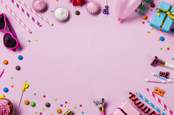 空白圆形框架使与生日聚会，派对项目粉红色的背景决议和高质量美丽的照片空白圆形框架使与生日聚会，派对项目粉红色的背景高质量美丽的照片概念