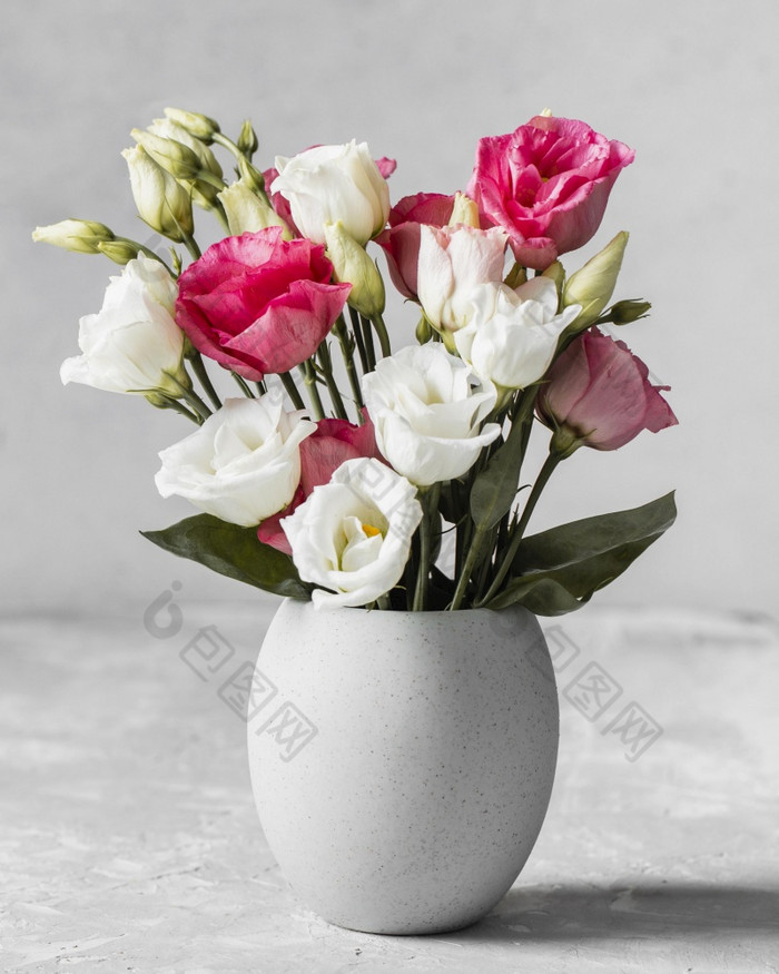 花束玫瑰白色花瓶决议和高质量美丽的照片花束玫瑰白色花瓶高质量美丽的照片概念
