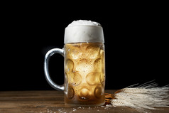关闭巴伐利亚啤酒与泡沫表格决议和高质量美丽的照片关闭巴伐利亚啤酒与泡沫表格高质量美丽的照片概念