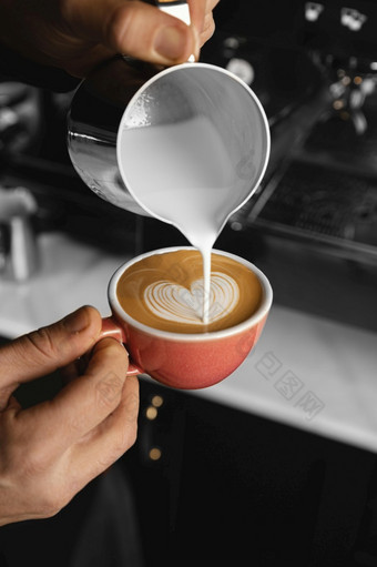 关闭手倒牛奶咖啡决议和高质量美丽的照片关闭手倒牛奶咖啡高质量美丽的照片概念