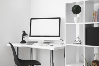 办公室桌子上与电脑屏幕桌子上椅子决议和高质量美丽的照片办公室桌子上与电脑屏幕桌子上椅子高质量美丽的照片概念