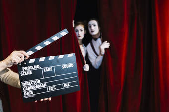 人持有场记板前面Mime夫妇站红色的窗帘决议和高质量美丽的照片人持有场记板前面Mime夫妇站红色的窗帘高质量美丽的照片概念