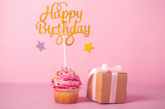 粉红色的生日蛋糕与礼物决议和高质量美丽的照片粉红色的生日蛋糕与礼物高质量美丽的照片概念