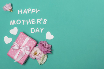 快乐母亲一天标题附近花礼物盒子美丽的照片快乐母亲一天标题附近花礼物盒子