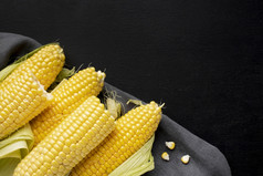 高角安排美味的玉米与复制空间美丽的照片高角安排美味的玉米与复制空间