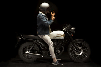 男人。咖啡馆赛车手风格摩托车美丽的照片男人。咖啡馆赛车手风格摩托车