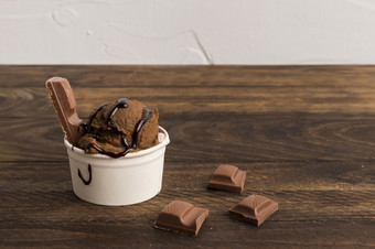 糖浆装饰咖啡冰奶油切片巧克力美丽的照片糖浆装饰咖啡冰奶油切片巧克力