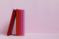 色彩斑斓的书与粉红色的背景高决议照片色彩斑斓的书与粉红色的背景高质量照片