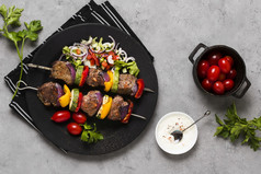 美味的阿拉伯语快食物串黑色的板西红柿高决议照片美味的阿拉伯语快食物串黑色的板西红柿高质量照片