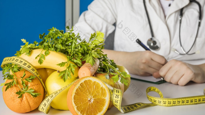 新鲜的健康的水果与测量磁带营养师桌子上高决议照片新鲜的健康的水果与测量磁带营养师桌子上高质量照片