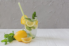 新鲜的夏天喝与柠檬高决议照片新鲜的夏天喝与柠檬高质量照片