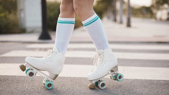 低部分女人穿古董辊滑冰走路高决议照片低部分女人穿古董辊滑冰走路高质量照片