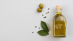 橄榄石油瓶与叶子橄榄表格高决议照片橄榄石油瓶与叶子橄榄表格高质量照片