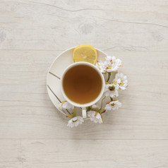 开销视图柠檬茶杯与花柠檬飞碟高决议照片开销视图柠檬茶杯与花柠檬飞碟高质量照片