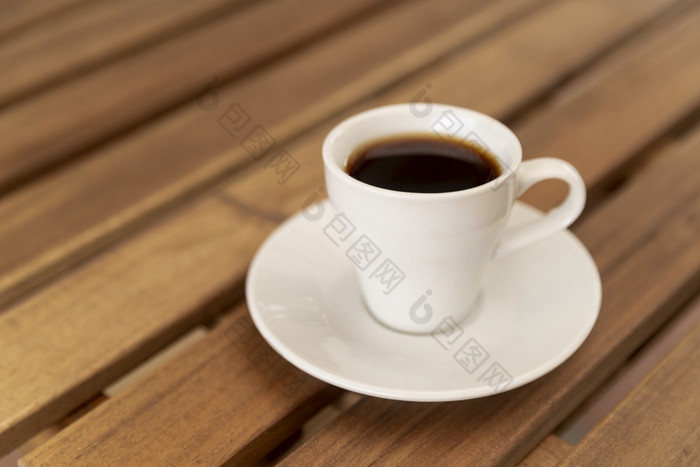 美味的杯黑色的咖啡木表格高决议照片美味的杯黑色的咖啡木表格高质量照片