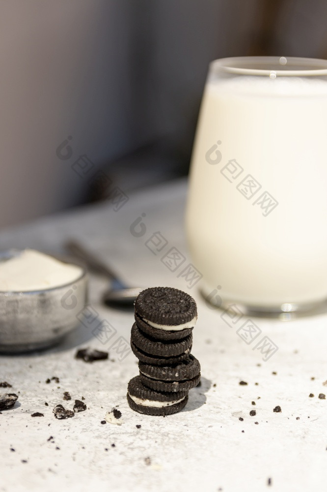 安排与美味的奥利奥玻璃牛奶高决议照片安排与美味的奥利奥玻璃牛奶高质量照片