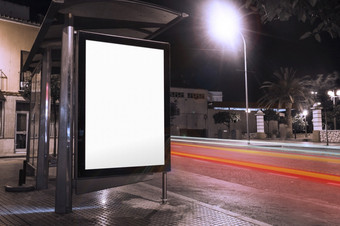 空白广告公共汽车避难所与模糊交通灯晚上高决议照片空白广告公共汽车避难所与模糊交通灯晚上高质量照片