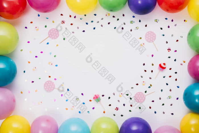 色彩斑斓的气球边境与五彩纸屑道具白色背景高决议照片色彩斑斓的气球边境与五彩纸屑道具白色背景高质量照片