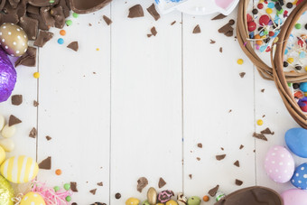 复活节巧克力鸡蛋与糖果木表格高决议照片复活节巧克力鸡蛋与糖果木表格高质量照片