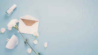 信封与白色花香水表格高决议照片信封与白色花香水表格高质量照片
