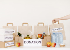 前面视图捐赠盒子袋与食物高决议照片前面视图捐赠盒子袋与食物高质量照片