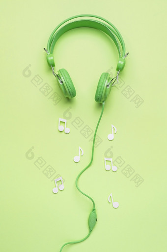 绿色耳机与白色音乐的笔记高决议照片绿色耳机与白色音乐的笔记高质量照片