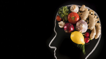 人类大脑使与蔬菜黑板上高决议照片人类大脑使与蔬菜黑板上高质量照片