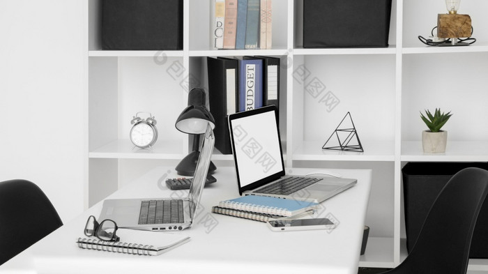 办公室桌子上表面与两个笔记本电脑高决议照片办公室桌子上表面与两个笔记本电脑高质量照片