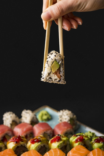 人持有寿司与筷子高决议照片人持有寿司与筷子高质量照片
