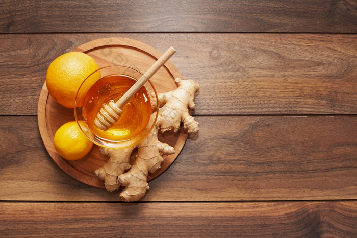 前视图自制的蜂蜜与姜柠檬高决议照片前视图自制的蜂蜜与姜柠檬高质量照片