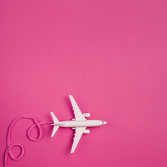 玩具飞机与粉红色的花边高决议照片玩具飞机与粉红色的花边高质量照片