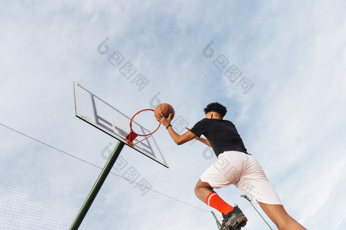 很酷的运动男人。扔篮球成希望高决议照片很酷的运动男人。扔篮球成希望高质量照片