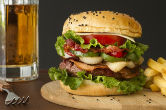 美味的汉堡与啤酒杯子高决议照片美味的汉堡与啤酒杯子高质量照片