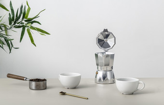 前面视图表格与咖啡杯水壶高决议照片前面视图表格与咖啡杯水壶高质量照片