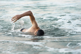 男性游泳运动员游泳海洋高决议照片男性游泳运动员游泳海洋高质量照片