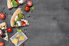 前视图披萨框架与蔬菜高决议照片前视图披萨框架与蔬菜高质量照片
