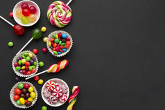 前视图美味的糖果黑色的表格高决议照片前视图美味的糖果黑色的表格高质量照片