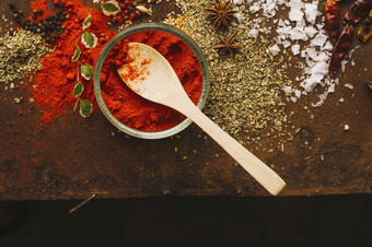 碗勺子红辣椒附近香料高决议照片碗勺子红辣椒附近香料高质量照片